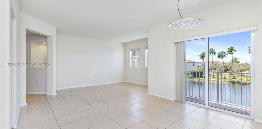 Condo in Doral, Florida, 2 bedrooms  № 1996071