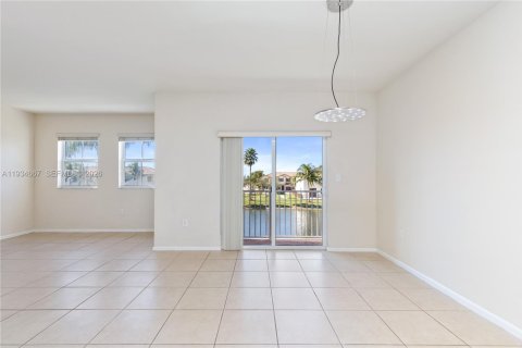 Condo in Doral, Florida, 2 bedrooms  № 1996071 - photo 6