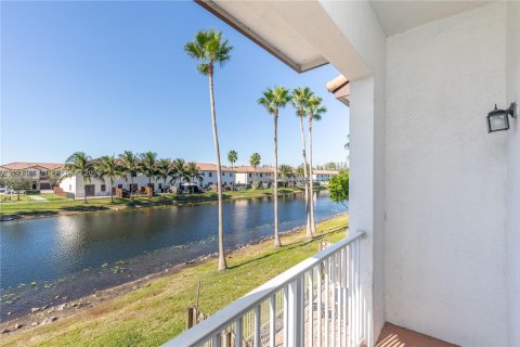 Condo in Doral, Florida, 2 bedrooms  № 1996071 - photo 16