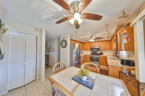 House in Sun City Center, Florida 4 bedrooms, 156.45 sq.m. № 1582429 - photo 12