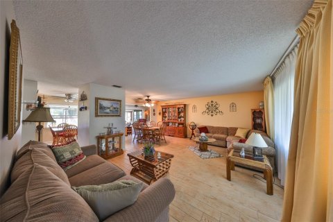 House in Sun City Center, Florida 4 bedrooms, 156.45 sq.m. № 1582429 - photo 5