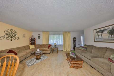 House in Sun City Center, Florida 4 bedrooms, 156.45 sq.m. № 1582429 - photo 3