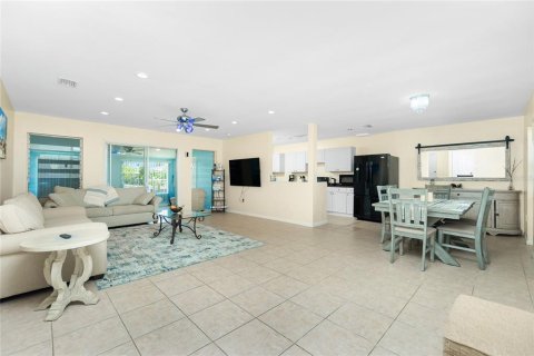 Casa en venta en Port Charlotte, Florida, 3 dormitorios, 123 m2 № 1670028 - foto 5