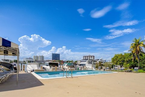 Condo in Hallandale Beach, Florida, 2 bedrooms  № 2036769 - photo 7