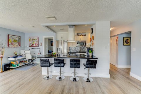 Condo in Hallandale Beach, Florida, 2 bedrooms  № 2036769 - photo 12