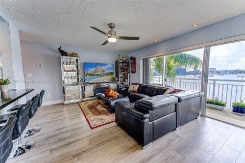 Condo in Hallandale Beach, Florida, 2 bedrooms  № 2036769 - photo 13