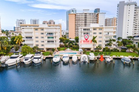 Condo in Hallandale Beach, Florida, 2 bedrooms  № 2036769 - photo 4