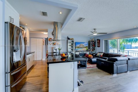 Condo in Hallandale Beach, Florida, 2 bedrooms  № 2036769 - photo 14