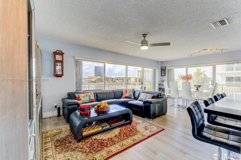 Condo in Hallandale Beach, Florida, 2 bedrooms  № 2036769 - photo 11
