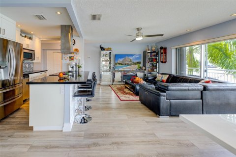 Condo in Hallandale Beach, Florida, 2 bedrooms  № 2036769 - photo 15