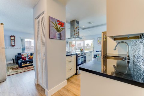 Condo in Hallandale Beach, Florida, 2 bedrooms  № 2036769 - photo 10