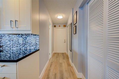 Condo in Hallandale Beach, Florida, 2 bedrooms  № 2036769 - photo 9