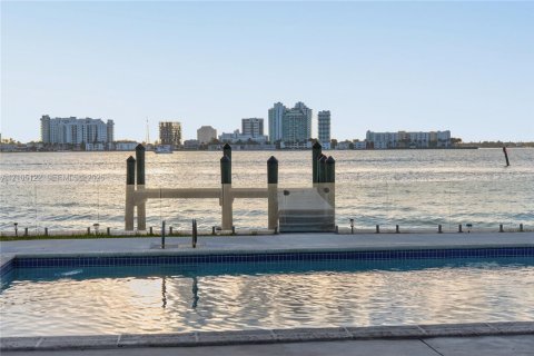 Villa ou maison à louer à Miami Beach, Floride: 4 chambres, 316.89 m2 № 2412982 - photo 4