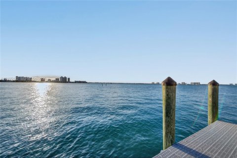 Villa ou maison à louer à Miami Beach, Floride: 4 chambres, 316.89 m2 № 2412982 - photo 3
