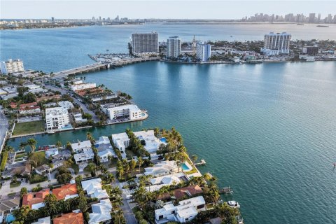 Villa ou maison à louer à Miami Beach, Floride: 4 chambres, 316.89 m2 № 2412982 - photo 7