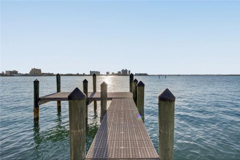 Villa ou maison à louer à Miami Beach, Floride: 4 chambres, 316.89 m2 № 2412982 - photo 2