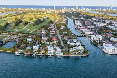 Villa ou maison à louer à Miami Beach, Floride: 4 chambres, 316.89 m2 № 2412982 - photo 9