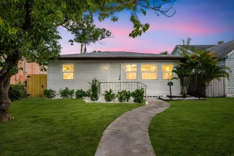 Casa en venta en Saint Petersburg, Florida, 3 dormitorios, 114.27 m2 № 1832745 - foto 1