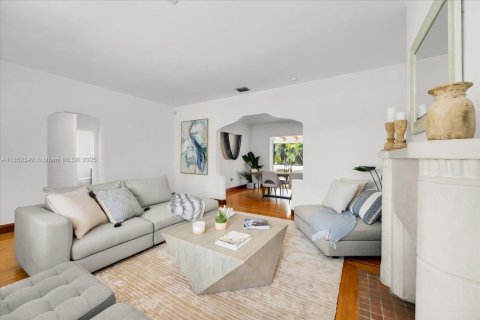 House in Miami, Florida 3 bedrooms, 155.7 sq.m. № 1859024 - photo 9