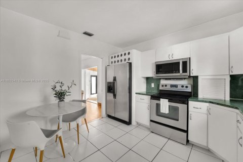 House in Miami, Florida 3 bedrooms, 155.7 sq.m. № 1859024 - photo 18