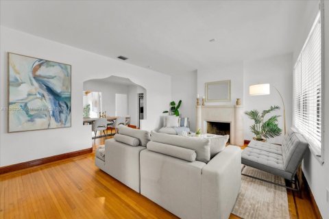 House in Miami, Florida 3 bedrooms, 155.7 sq.m. № 1859024 - photo 6