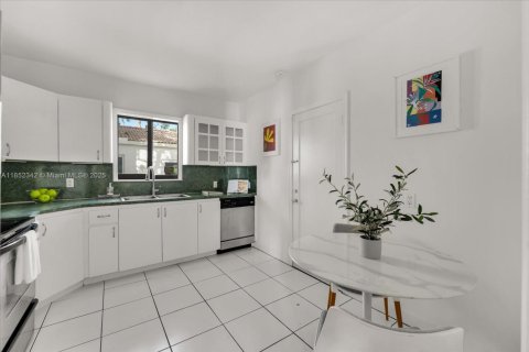 House in Miami, Florida 3 bedrooms, 155.7 sq.m. № 1859024 - photo 19