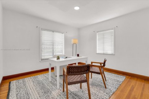 House in Miami, Florida 3 bedrooms, 155.7 sq.m. № 1859024 - photo 20