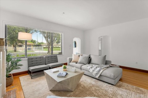 House in Miami, Florida 3 bedrooms, 155.7 sq.m. № 1859024 - photo 8