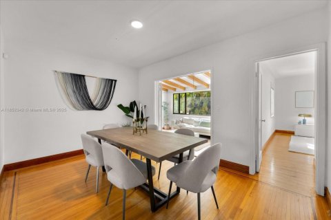 House in Miami, Florida 3 bedrooms, 155.7 sq.m. № 1859024 - photo 10