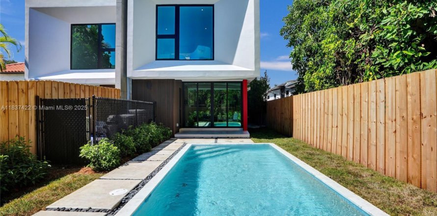 Townhouse in Miami, Florida 4 bedrooms, 232.26 sq.m. № 1830951