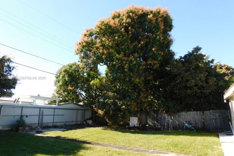 House in Hialeah, Florida 2 bedrooms, 198.63 sq.m. № 1997486 - photo 21