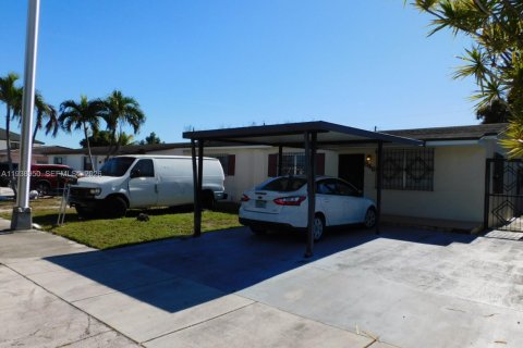 House in Hialeah, Florida 2 bedrooms, 198.63 sq.m. № 1997486