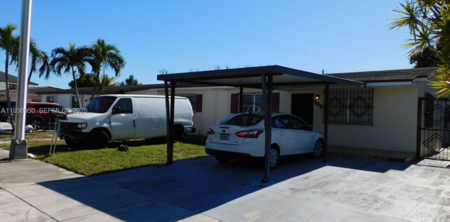 House in Hialeah, Florida 2 bedrooms, 198.63 sq.m. № 1997486