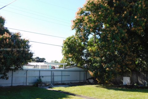 House in Hialeah, Florida 2 bedrooms, 198.63 sq.m. № 1997486 - photo 19