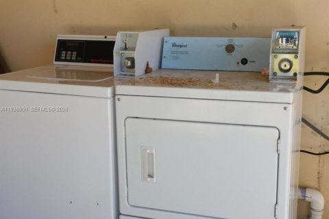 House in Hialeah, Florida 2 bedrooms, 198.63 sq.m. № 1997486 - photo 17