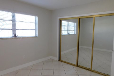House in Hialeah, Florida 2 bedrooms, 198.63 sq.m. № 1997486 - photo 16