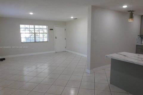 House in Hialeah, Florida 2 bedrooms, 198.63 sq.m. № 1997486 - photo 5