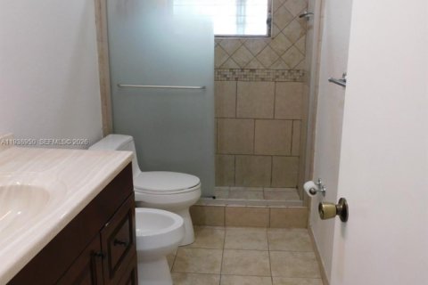 House in Hialeah, Florida 2 bedrooms, 198.63 sq.m. № 1997486 - photo 14