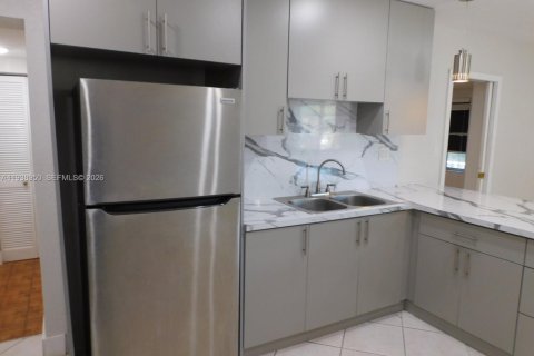 House in Hialeah, Florida 2 bedrooms, 198.63 sq.m. № 1997486 - photo 8