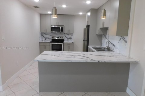 House in Hialeah, Florida 2 bedrooms, 198.63 sq.m. № 1997486 - photo 6