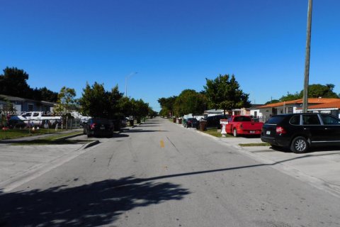 House in Hialeah, Florida 2 bedrooms, 198.63 sq.m. № 1997486 - photo 2