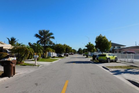 House in Hialeah, Florida 2 bedrooms, 198.63 sq.m. № 1997486 - photo 3