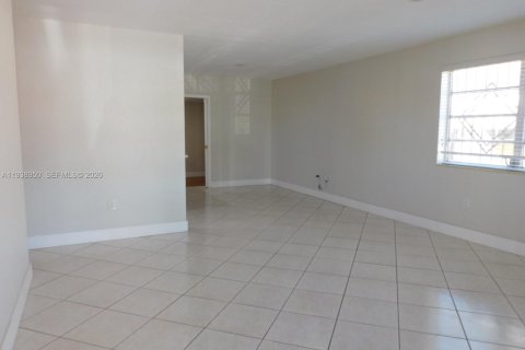 House in Hialeah, Florida 2 bedrooms, 198.63 sq.m. № 1997486 - photo 4