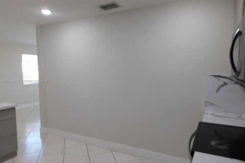 House in Hialeah, Florida 2 bedrooms, 198.63 sq.m. № 1997486 - photo 9