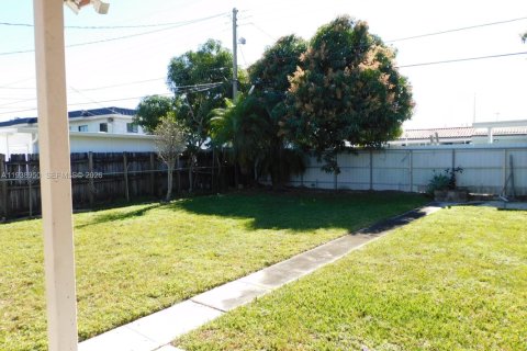 House in Hialeah, Florida 2 bedrooms, 198.63 sq.m. № 1997486 - photo 20