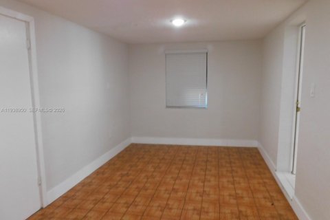 House in Hialeah, Florida 2 bedrooms, 198.63 sq.m. № 1997486 - photo 10