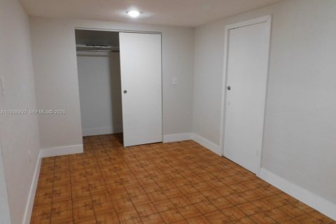 House in Hialeah, Florida 2 bedrooms, 198.63 sq.m. № 1997486 - photo 11