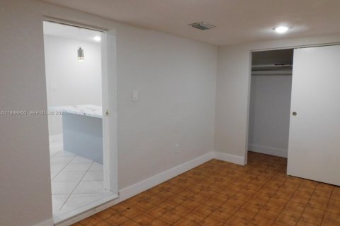 House in Hialeah, Florida 2 bedrooms, 198.63 sq.m. № 1997486 - photo 12