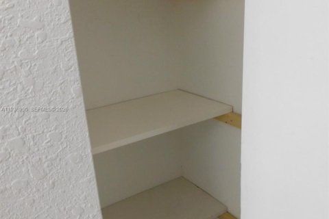 House in Hialeah, Florida 2 bedrooms, 198.63 sq.m. № 1997486 - photo 18