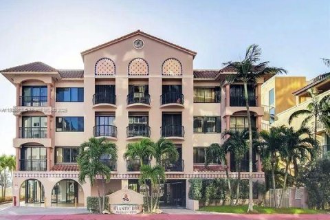Condo in Surfside, Florida, 2 bedrooms  № 1864424 - photo 1